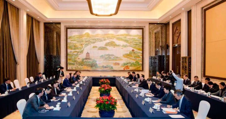 РОМАН СКЛЯР ҚЫТАЙДАҒЫ ЧЖЭЦЗЯН ПРОВИНЦИЯСЫНЫҢ БАСШЫЛЫҒЫМЕН ЖӘНЕ ІРІ КОМПАНИЯ ӨКІЛДЕРІМЕН КЕЗДЕСТІ