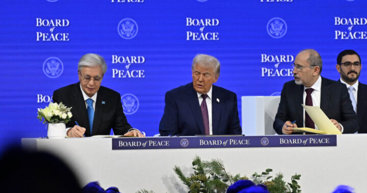 ПРЕЗИДЕНТ ҚАСЫМ-ЖОМАРТ ТОҚАЕВ БЕЙБІТШІЛІК КЕҢЕСІНІҢ ЖАРҒЫСЫНА ҚОЛ ҚОЙДЫ