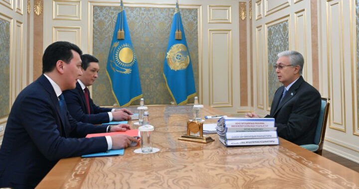 МЕМЛЕКЕТ БАСШЫСЫ КОНСТИТУЦИЯЛЫҚ РЕФОРМА БОЙЫНША ТҮСІП ЖАТҚАН ҰСЫНЫСТАРМЕН ТАНЫСТЫ