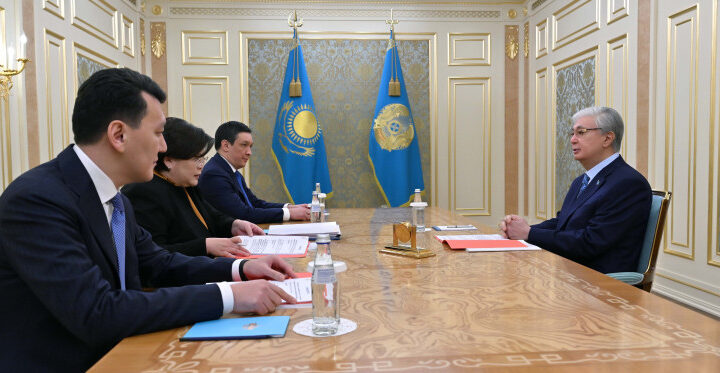 ПРЕЗИДЕНТ ПРОВЕЛ РАБОЧЕЕ СОВЕЩАНИЕ С РУКОВОДСТВОМ КОНСТИТУЦИОННОЙ КОМИССИИ