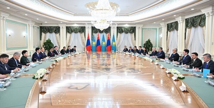 ҚАЗАҚСТАН МЕН МОҢҒОЛИЯ ПРЕЗИДЕНТТЕРІ КЕҢЕЙТІЛГЕН ҚҰРАМДА КЕЛІССӨЗ ЖҮРГІЗДІ