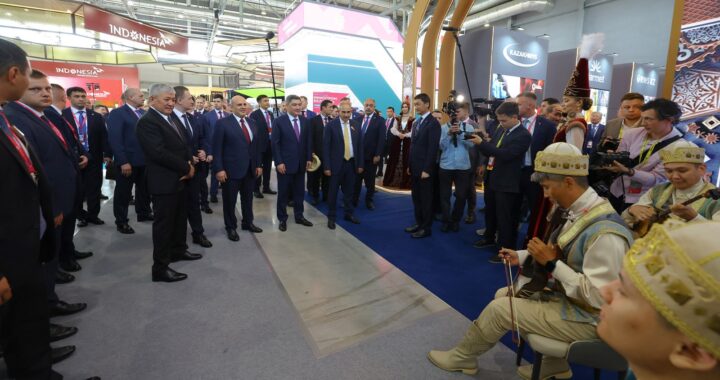 ОЛЖАС БЕКТЕНОВ «ИННОПРОМ» КӨРМЕСІНДЕ ӨНЕРКӘСІПТІК ЫНТЫМАҚТАСТЫҚ МӘСЕЛЕЛЕРІН ТАЛҚЫЛАДЫ