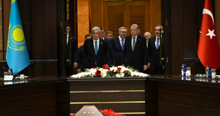 ҚАЗАҚСТАН МЕН ТҮРКИЯ ПРЕЗИДЕНТТЕРІ КЕҢЕЙТІЛГЕН ҚҰРАМДА КЕЛІССӨЗ ЖҮРГІЗДІ